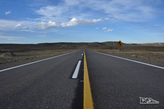 A ruta 40 cruta as vastidões quase planas e desertas da patagônia rumo ao sul da Argentina